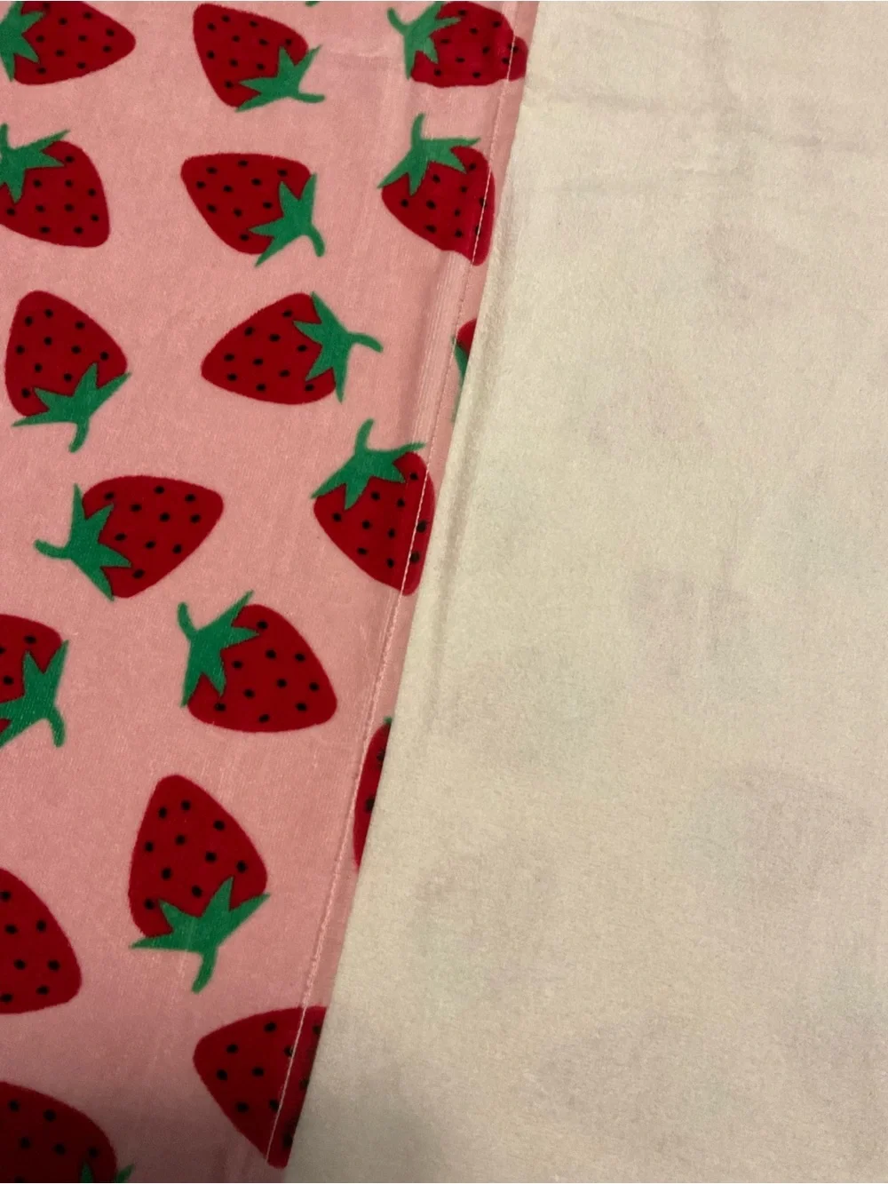 NWT Kate Spade Oversized Beach Towel - Strawberries 36”x72” Towel 1 - Picture 8 of 8